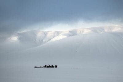 Bilde av folk på tur på vinteren på Svalbard