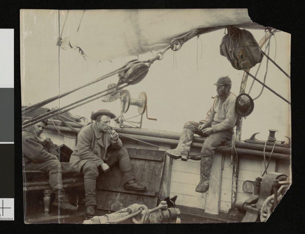 Foto av Nansen og han menn på skipet Fram