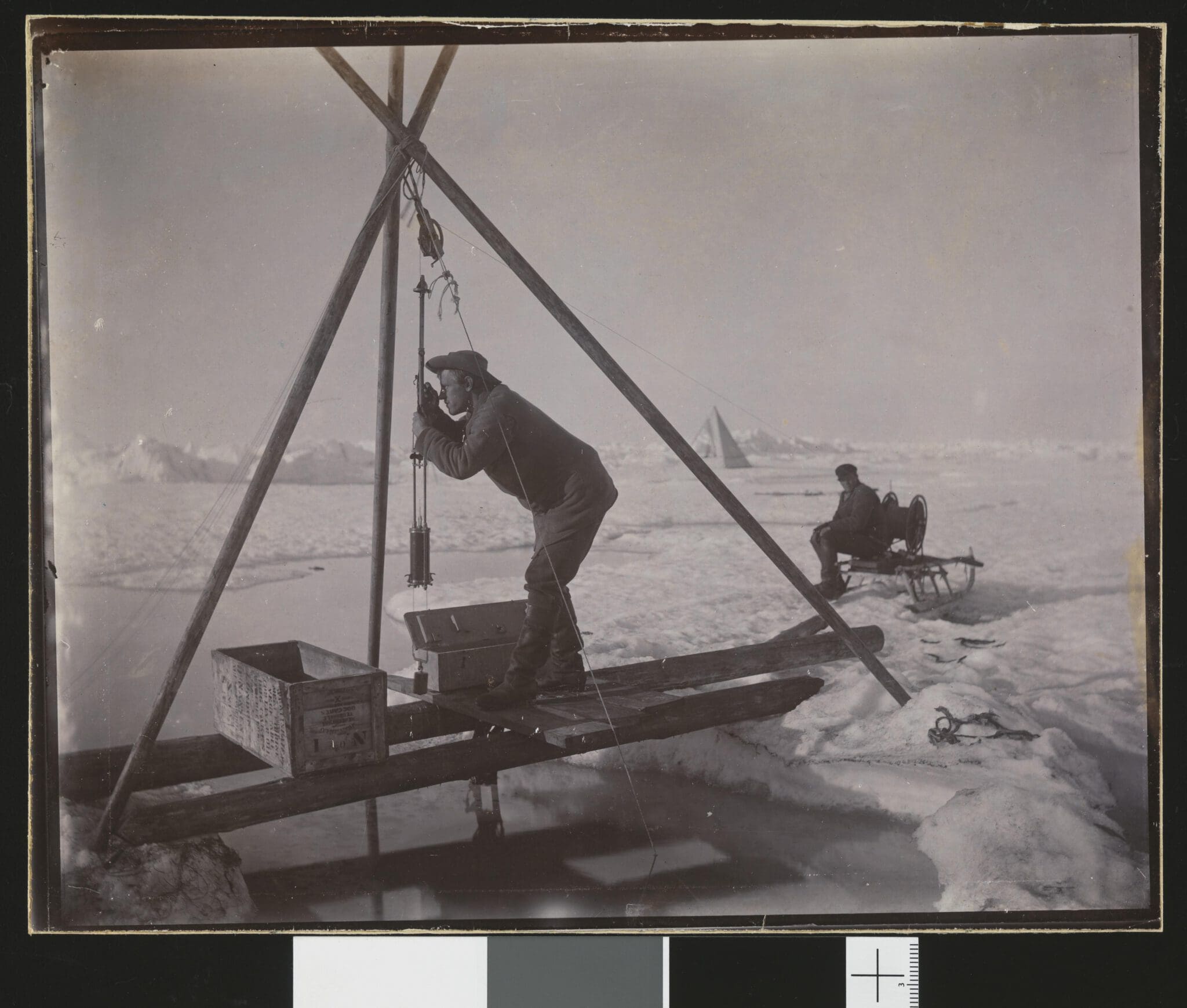 Foto av Nansen som måler temperaturen i vannet under havisen