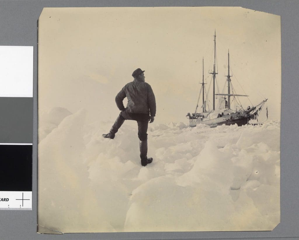 Foto av Fridtjof Nansen som ser utover havisen med skipet Fram i bakgrunnen
