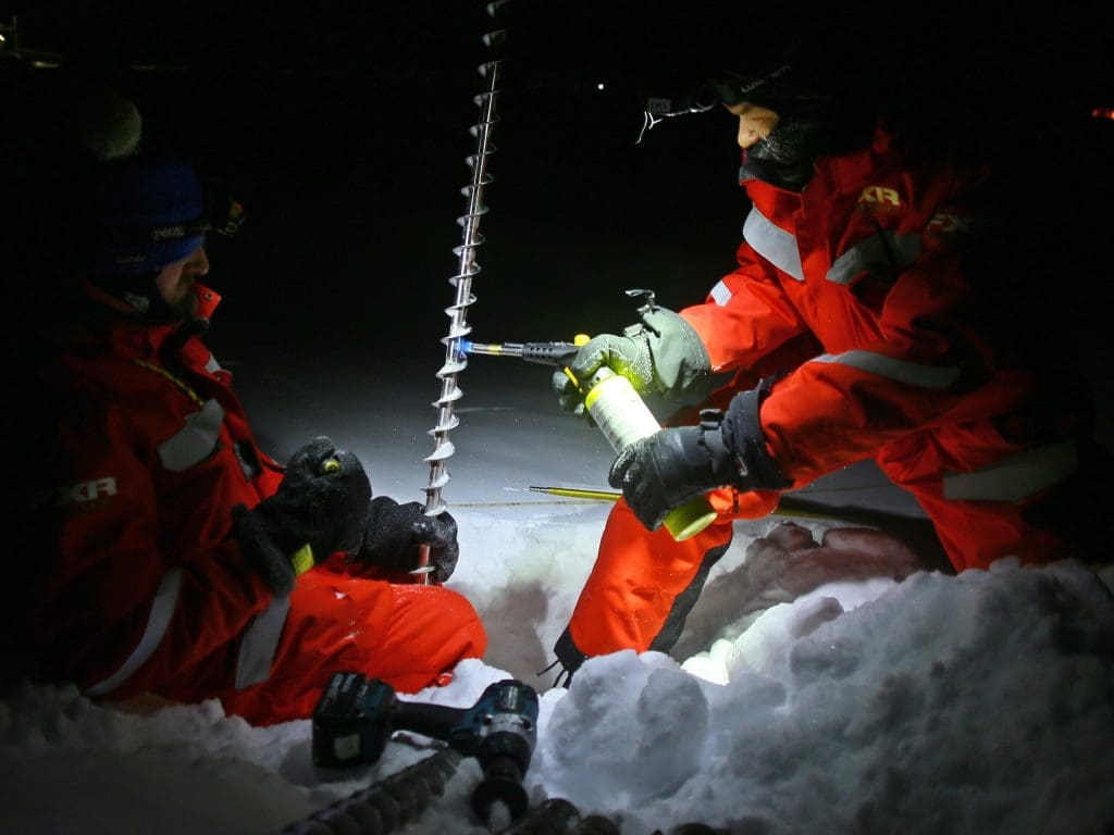 Foto av forskere som tiner is på et bor